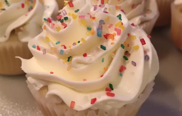 Delicious and Creamy Vanilla Frosting Recipe