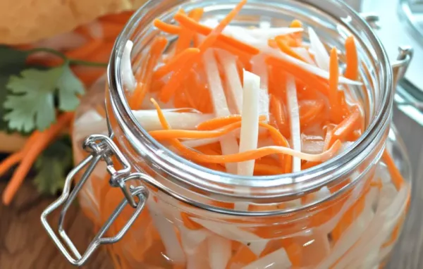 Delicious and Tangy Vietnamese Pickled Daikon and Carrot Recipe