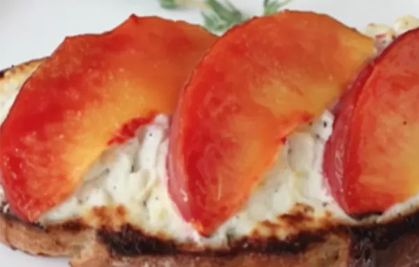 Delicious Peach and Goat Cheese Tartine Recipe