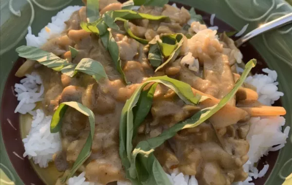 Delicious Peanut Curry with Chicken and Fresh Basil