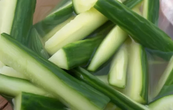 Deliciously Tangy and Spicy American-Style Pickled Cucumbers Recipe