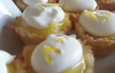 Delicious lemon-flavored tartlets with a crunchy macaroon topping