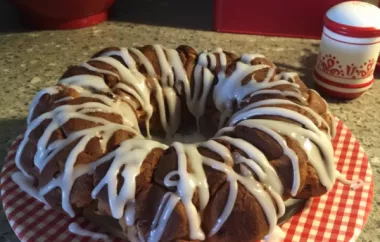Indulge in the perfect combination of cinnamon rolls and cream cheese in this delicious monkey bread recipe.