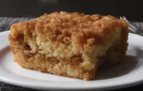 Delicious and Moist Apple Crumble Coffee Cake Recipe