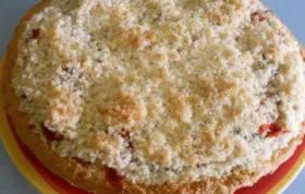 Delicious Crumb Topped Strawberry Rhubarb Pie Recipe